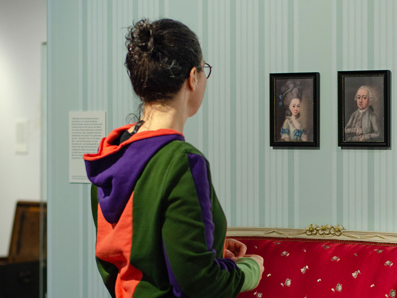 Die beiden Porträts, wie sie im Jahr 1800 in einem Wohnzimmer in Buxtehude gehangen haben könnten.