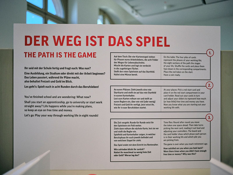 Eine Tafel mit den Regeln des Brettspieles. Das Spiel bietet Raum für Gespräche und Freude am Spielen.