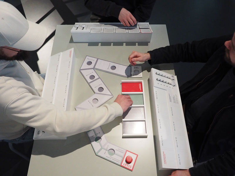 Das Spielfeld ahmt den gebauten Weg in der Ausstellung nach.